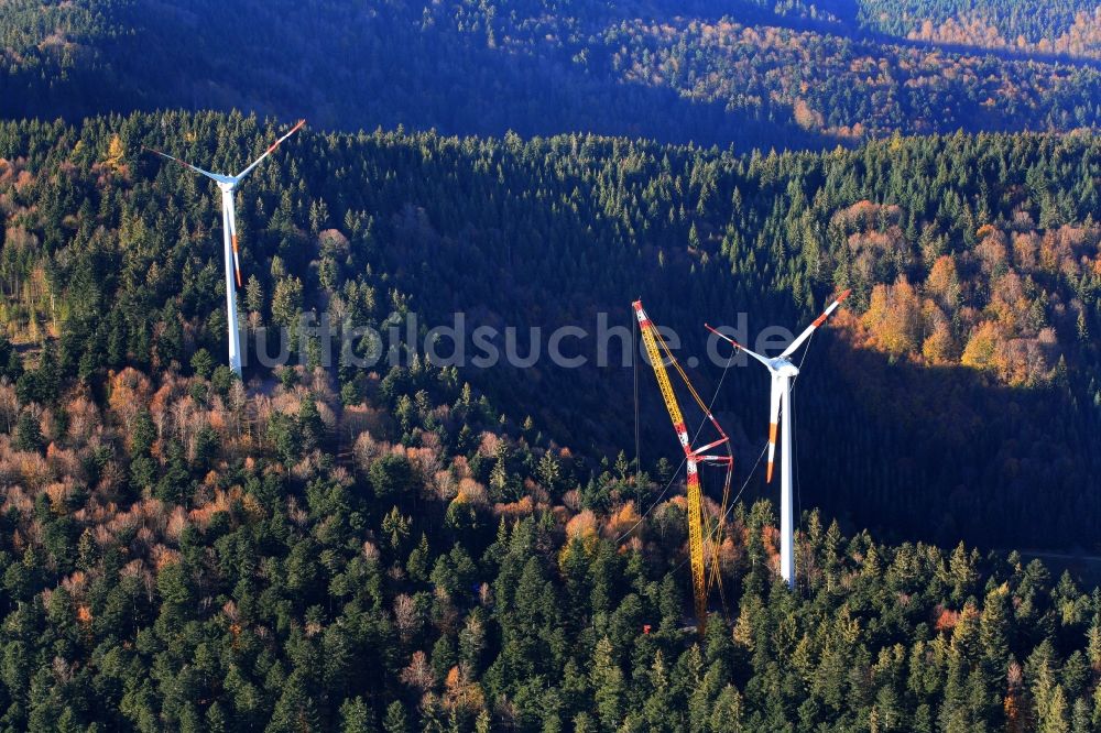 Fröhnd von oben - Windenergieanlagen (WEA) - Windrad- auf dem Ittenschwander Horn bei Fröhnd im Bundesland Baden-Württemberg