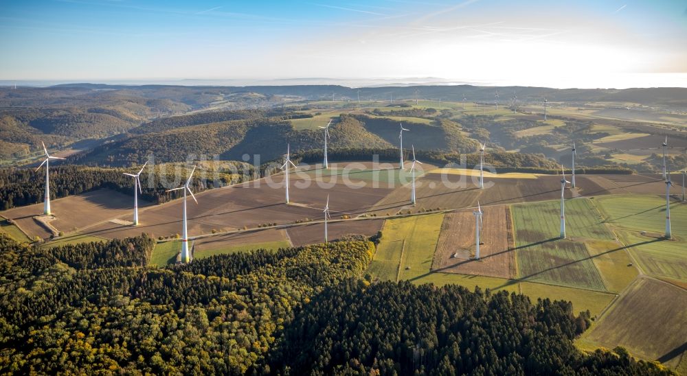 Lichtenau aus der Vogelperspektive: Windenergieanlagen (WEA) - Windrad- auf landwirtschaftlichen Feldern in Lichtenau im Bundesland Nordrhein-Westfalen, Deutschland