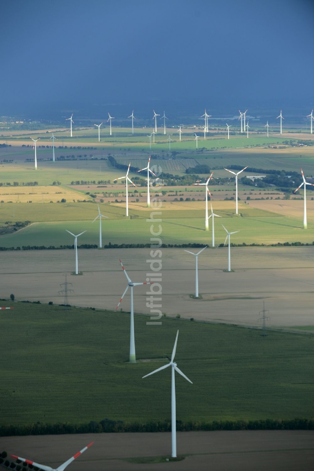 Nauen von oben - Windenergieanlagen (WEA) - Windrad- auf dem Windeignungsgebiet Nauener Platte im Süden von Nauen im Bundesland Brandenburg