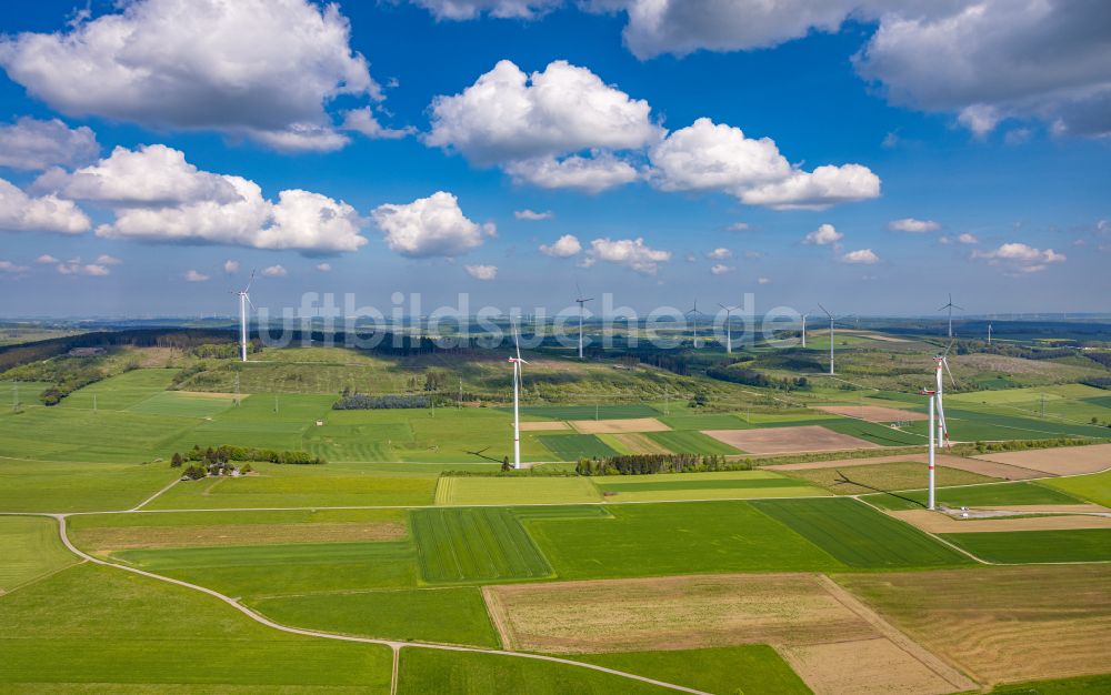 Luftaufnahme Brilon - Windenergieanlagen (WEA) - Windrader - auf Feldern bei Brilon im Bundesland Nordrhein-Westfalen, Deutschland