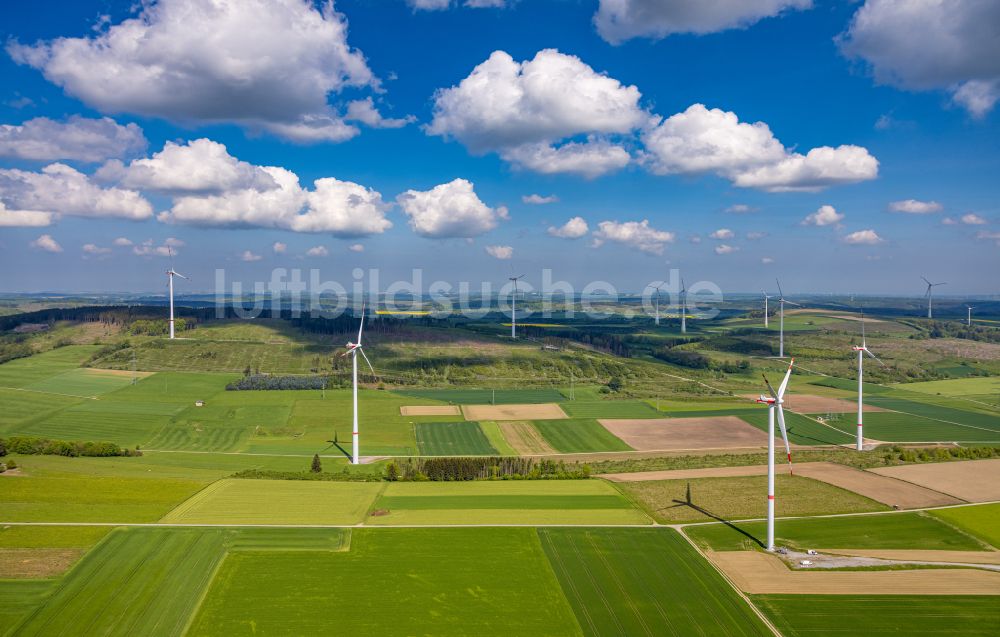Brilon von oben - Windenergieanlagen (WEA) - Windrader - auf Feldern bei Brilon im Bundesland Nordrhein-Westfalen, Deutschland