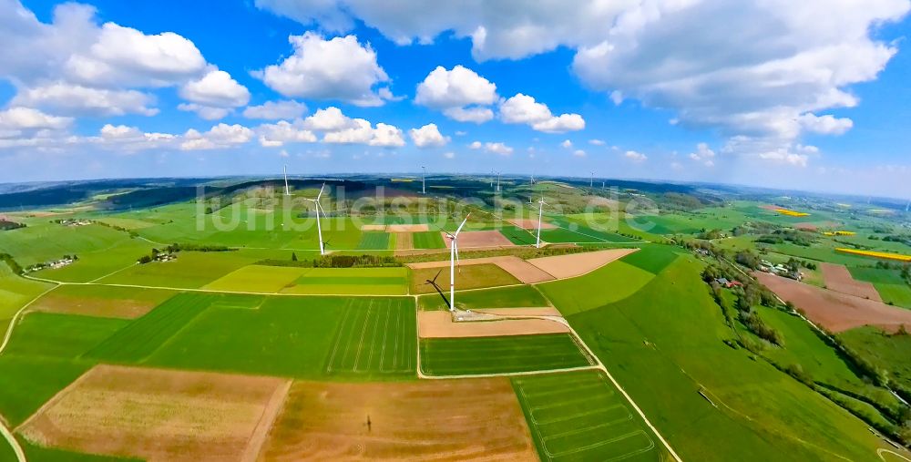 Luftbild Brilon - Windenergieanlagen (WEA) - Windrader - auf Feldern bei Brilon im Bundesland Nordrhein-Westfalen, Deutschland