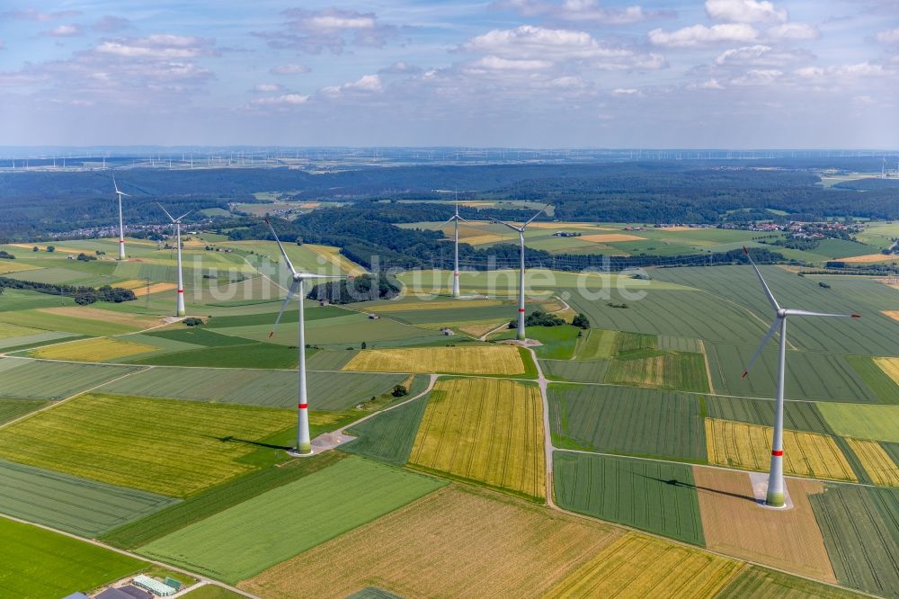 Luftbild Brilon - Windenergieanlagen (WEA) - Windräder- auf einem Feld in Brilon im Bundesland Nordrhein-Westfalen, Deutschland