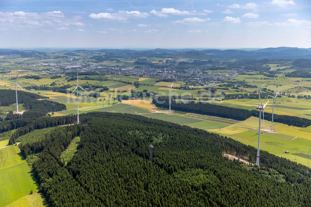 Brilon von oben - Windenergieanlagen (WEA) - Windräder - auf Feldern bei Brilon im Bundesland Nordrhein-Westfalen, Deutschland