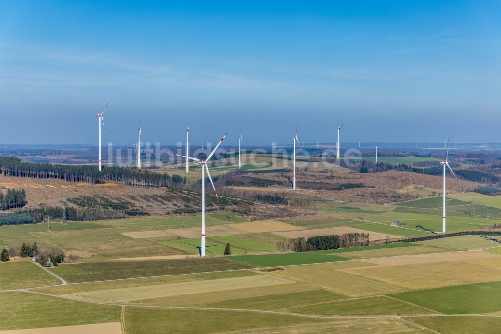 Brilon von oben - Windenergieanlagen (WEA) - Windräder - auf Feldern bei Brilon im Bundesland Nordrhein-Westfalen, Deutschland