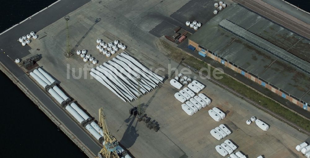 Luftbild Rostock - Windkraft Anlagenteile im Seehafen in Rostock im Bundesland Mecklenburg-Vorpommern