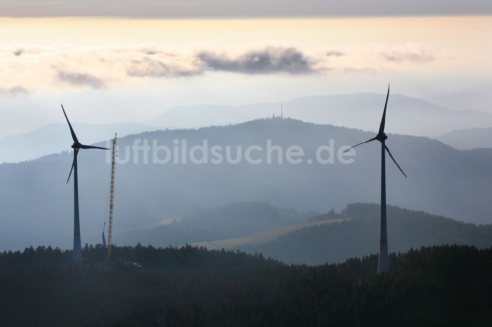 Luftaufnahme Schopfheim - Windkraft- Baustelle auf dem Rohrenkopf im Schopfheimer Ortsteil Gersbach im Bundesland Baden-Württemberg. Blick zur Hohen Möhr