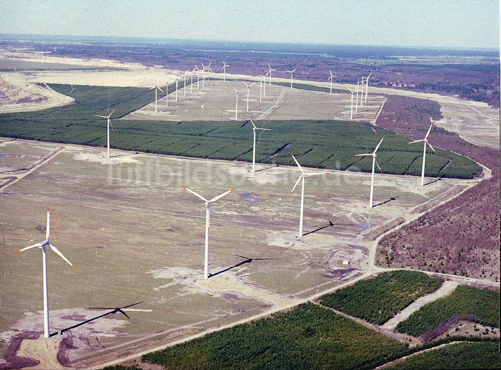 Klettwitz / Brandenburg aus der Vogelperspektive: Windkraftanlagen bei Klettwitz an der Autobahn Berlin - Dresden / gegenüber des Lausitzringes.