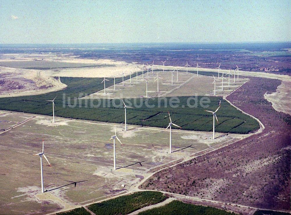 Luftbild Klettwitz / Brandenburg - Windkraftanlagen bei Klettwitz an der Autobahn Berlin - Dresden / gegenüber des Lausitzringes.