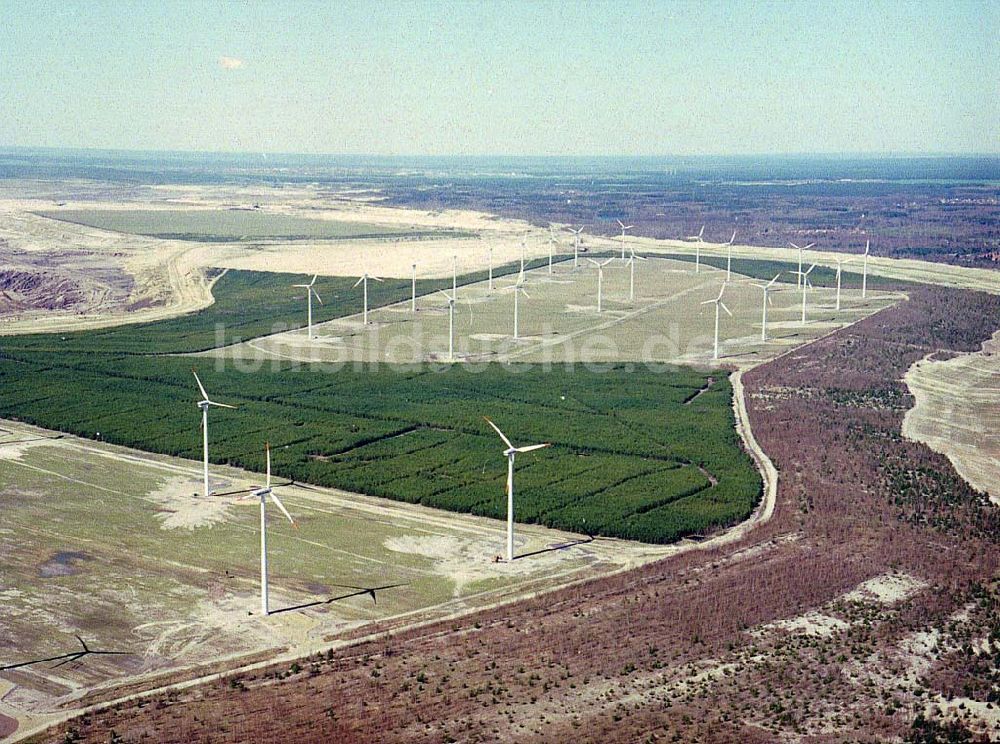 Luftaufnahme Klettwitz / Brandenburg - Windkraftanlagen bei Klettwitz an der Autobahn Berlin - Dresden / gegenüber des Lausitzringes.