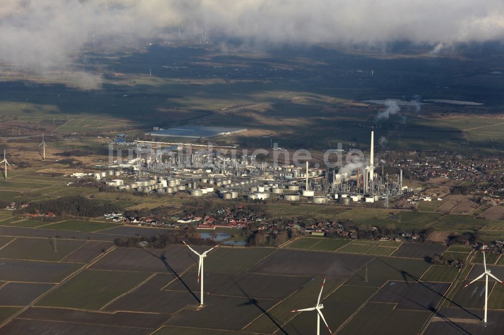 Luftbild Wöhrden - Windkraftanlagen beim Werksgelände des Mineralölproduzenten Raffinerie Heide GmbH in Hemmingstedt im Bundesland Schleswig-Holstein