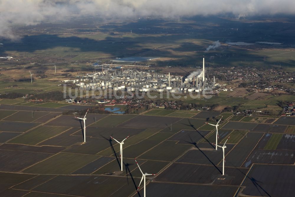 Wöhrden von oben - Windkraftanlagen beim Werksgelände des Mineralölproduzenten Raffinerie Heide GmbH in Hemmingstedt im Bundesland Schleswig-Holstein