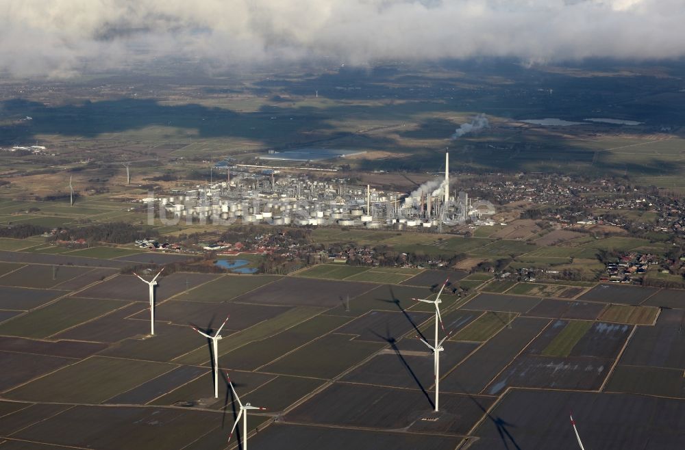 Wöhrden aus der Vogelperspektive: Windkraftanlagen beim Werksgelände des Mineralölproduzenten Raffinerie Heide GmbH in Hemmingstedt im Bundesland Schleswig-Holstein