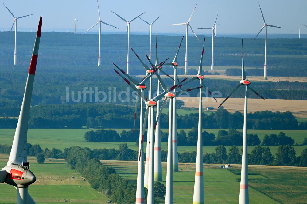 Brück von oben - Windkraftanlagen auf einem Feld in Brück im Bundesland Brandenburg, Deutschland