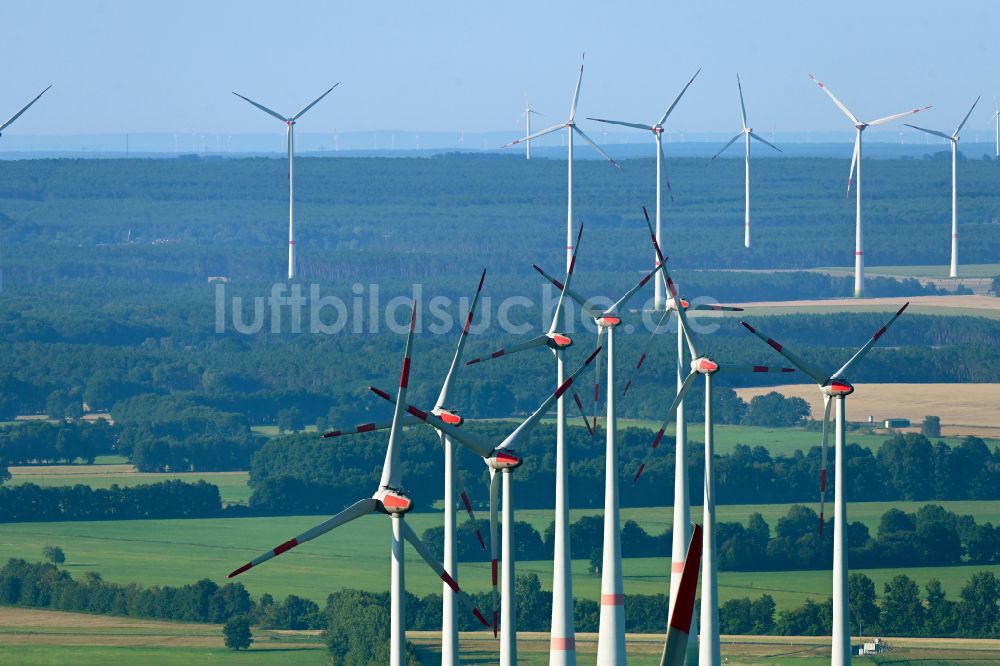 Luftbild Brück - Windkraftanlagen auf einem Feld in Brück im Bundesland Brandenburg, Deutschland