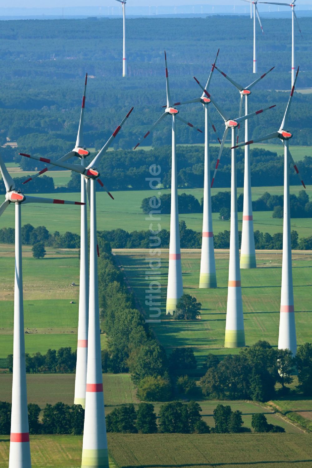 Luftaufnahme Brück - Windkraftanlagen auf einem Feld in Brück im Bundesland Brandenburg, Deutschland