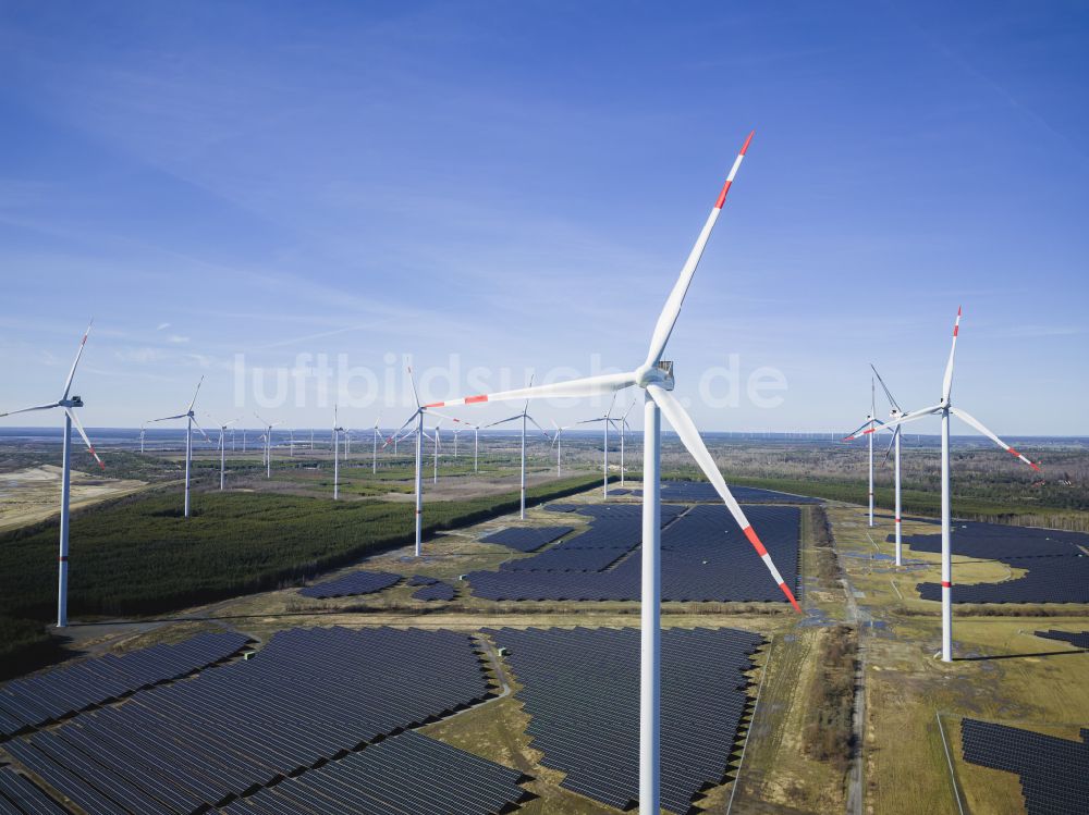 Klettwitz aus der Vogelperspektive: Windkraftanlagen auf einem Feld in Klettwitz im Bundesland Brandenburg, Deutschland