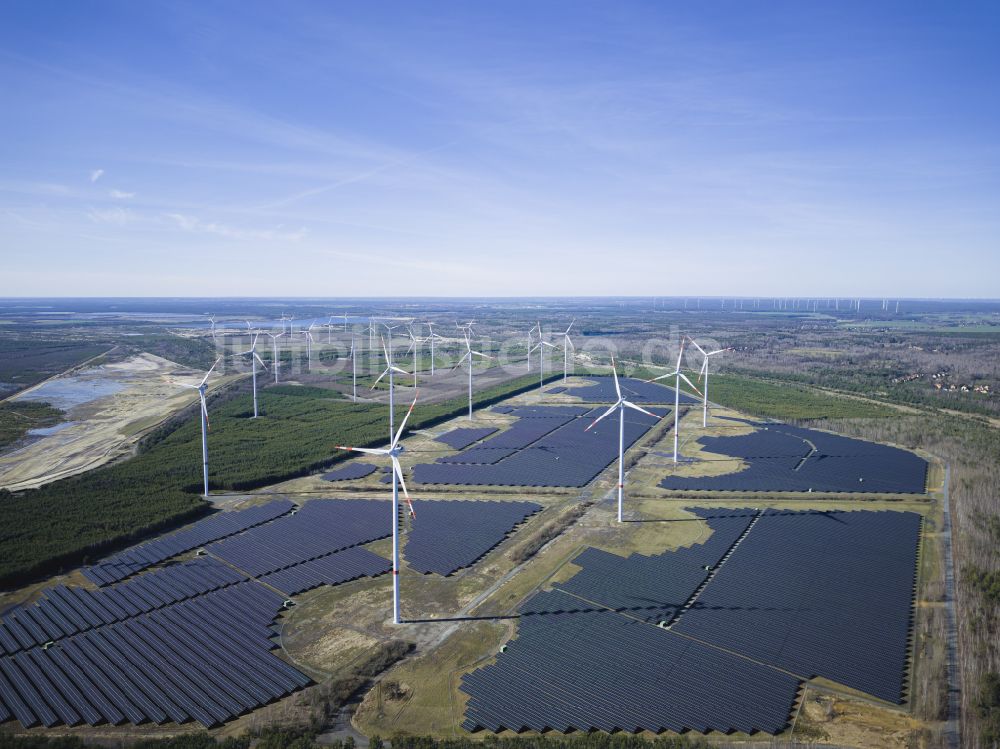 Luftbild Klettwitz - Windkraftanlagen auf einem Feld in Klettwitz im Bundesland Brandenburg, Deutschland