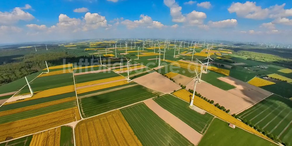 Luftaufnahme Marsberg - Windkraftanlagen auf einem Feld in Marsberg im Bundesland Nordrhein-Westfalen, Deutschland