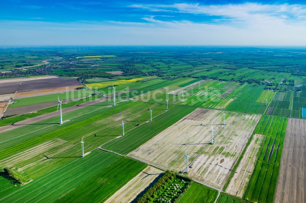 Oederquart aus der Vogelperspektive: Windkraftanlagen auf einem Feld in Oederquart im Bundesland Niedersachsen, Deutschland