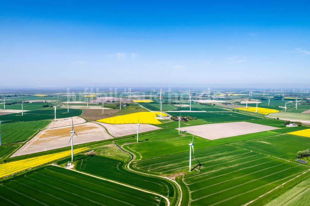 Luftbild Reinsbüttel - Windkraftanlagen auf einem Feld in Reinsbüttel im Bundesland Schleswig-Holstein, Deutschland