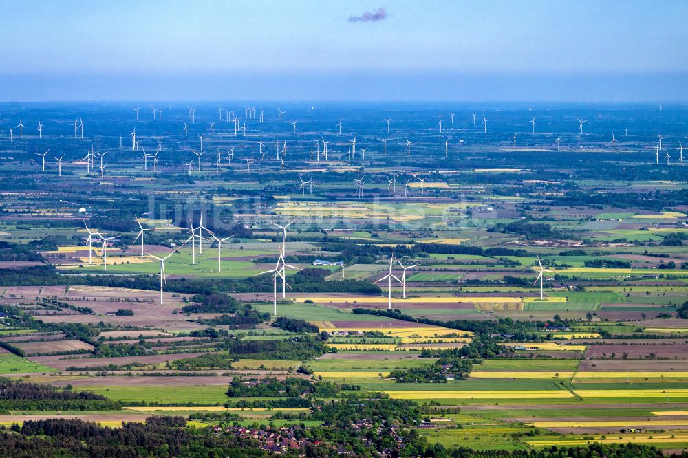 Lütjenholm von oben - Windkraftanlagen am Feldrand in Lütjenholm im Bundesland Schleswig-Holstein, Deutschland