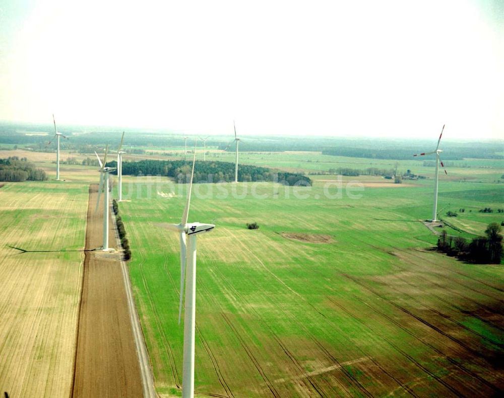 Bornow/Brandenburg aus der Vogelperspektive: Windkraftanlagen der Firma RE Power AG bei Bornow westl. von Beeskow/Brandenburg. Datum: 22.04.03