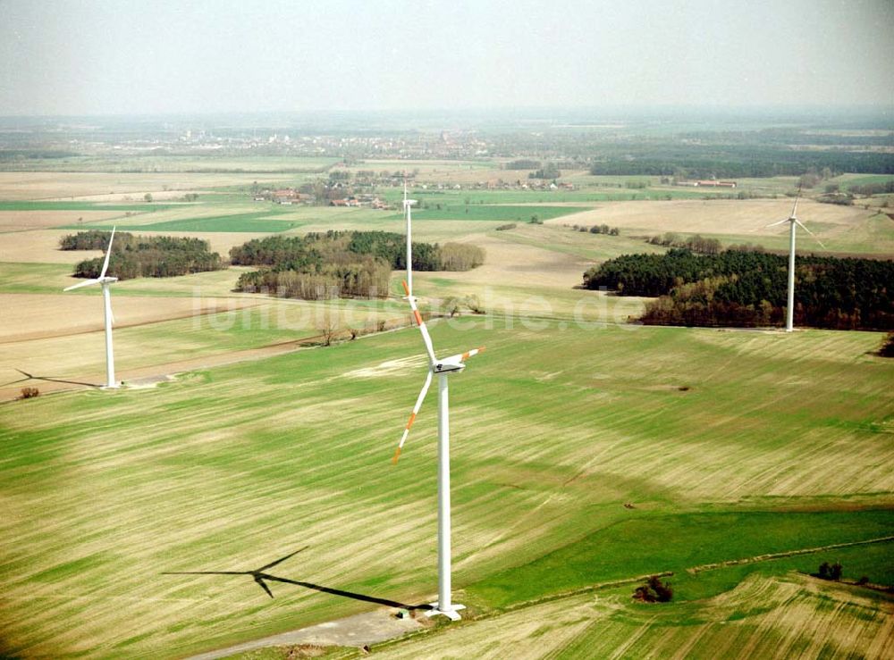 Luftbild Bornow/Brandenburg - Windkraftanlagen der Firma RE Power AG bei Bornow westl. von Beeskow/Brandenburg. Datum: 22.04.03