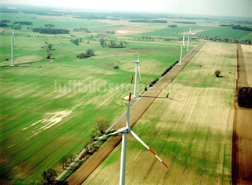 Bornow/Brandenburg aus der Vogelperspektive: Windkraftanlagen der Firma RE Power AG bei Bornow westl. von Beeskow/Brandenburg. Datum: 22.04.03