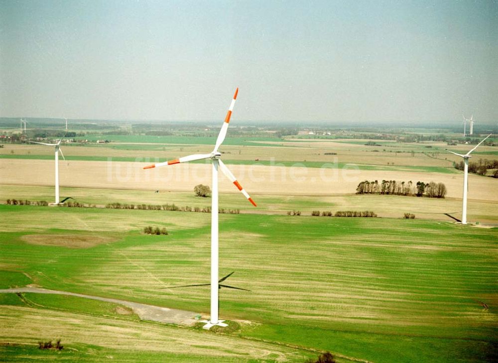 Luftaufnahme Bornow/Brandenburg - Windkraftanlagen der Firma RE Power AG bei Bornow westl. von Beeskow/Brandenburg. Datum: 22.04.03