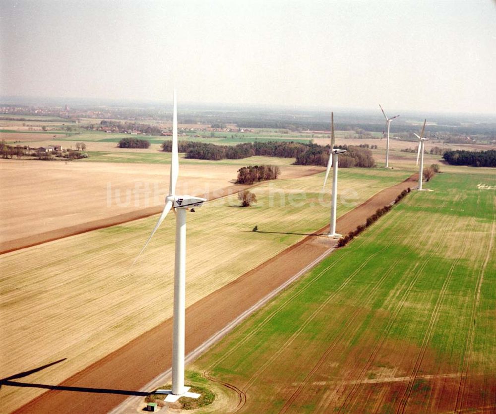 Luftaufnahme Bornow/Brandenburg - Windkraftanlagen der Firma RE Power AG bei Bornow westl. von Beeskow/Brandenburg. Datum: 22.04.03