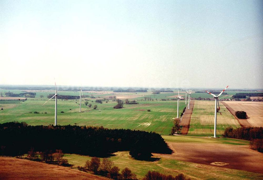 Bornow/Brandenburg aus der Vogelperspektive: Windkraftanlagen der Firma RE Power AG bei Bornow westl. von Beeskow/Brandenburg. Datum: 22.04.03