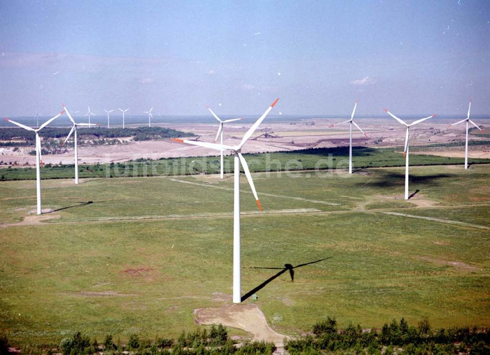 Luftaufnahme Klettwitz / BRB - Windkraftanlagen nördlich von Klettwitz / Brandenburg (unmittelbar am Lausitzring).