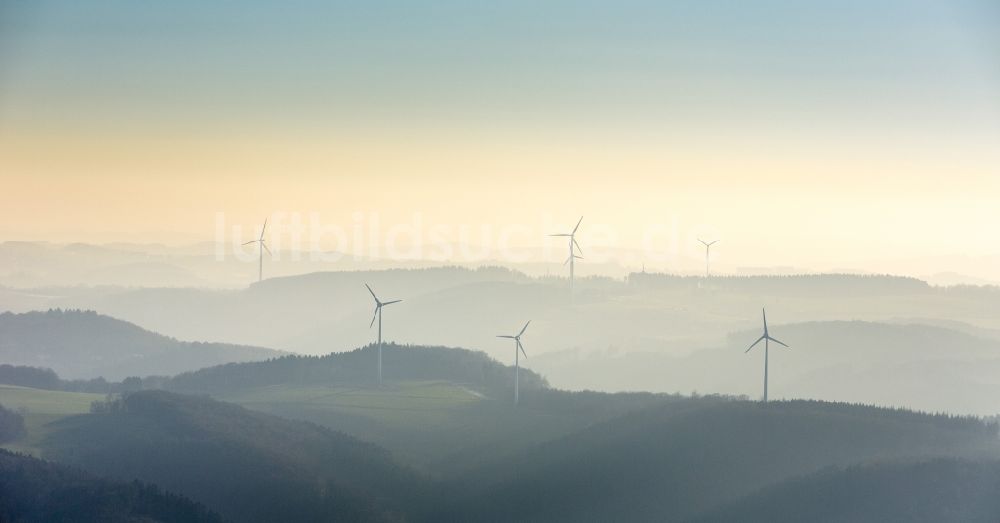 Marsberg von oben - Windkraftanlagen im Sauerland in Nordrhein-Westfalen, Deutschland