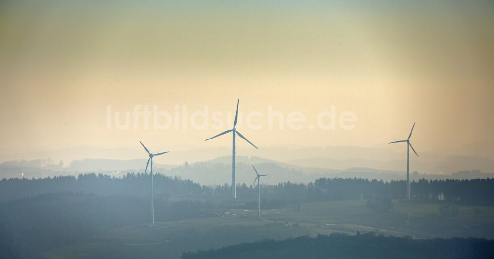 Marsberg aus der Vogelperspektive: Windkraftanlagen im Sauerland in Nordrhein-Westfalen, Deutschland