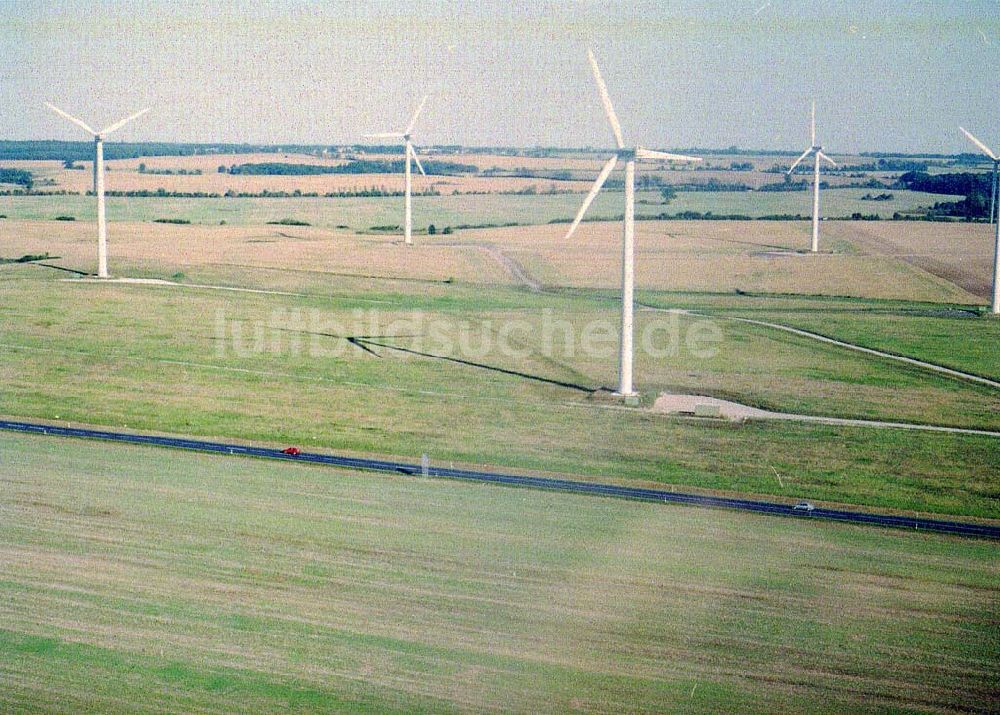 Luftbild bei Pasewalk / Mecklenburg - Vorpommern - Windkraftanlagen südöstlich von Pasewalk.