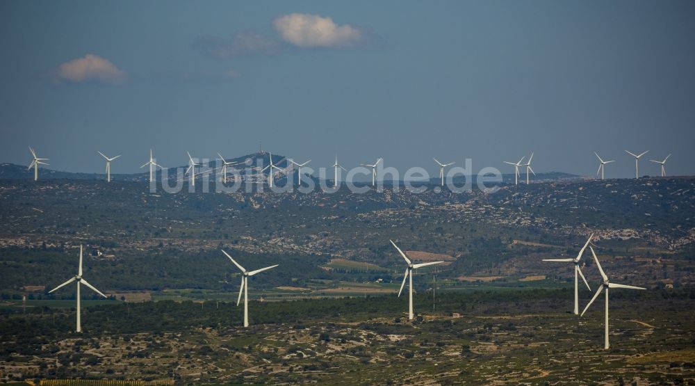 Luftaufnahme Thézan-des-Corbières - Windkraftanlagen in Thézan-des-Corbières in Frankreich