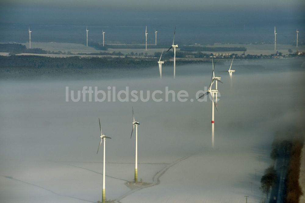 Werneuchen aus der Vogelperspektive: Windkraftanlagen - Windrad- auf einem nebelbedeckten und schneebedeckten winterlichen Feld in Werneuchen im Bundesland Brandenburg