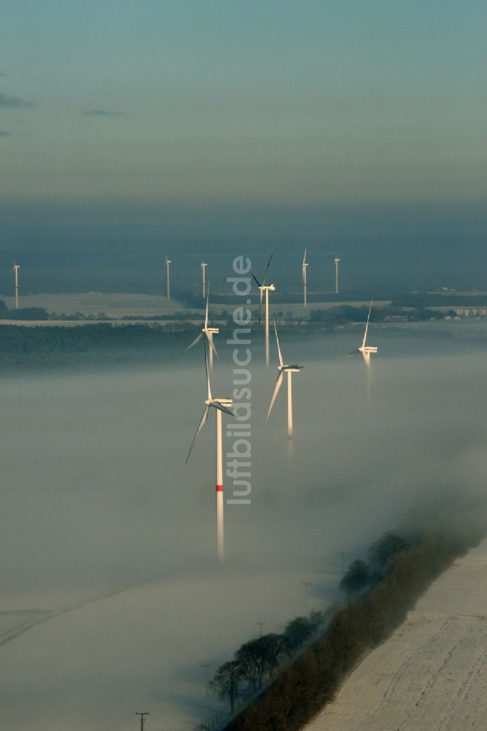 Werneuchen von oben - Windkraftanlagen - Windrad- auf einem nebelbedeckten und schneebedeckten winterlichen Feld in Werneuchen im Bundesland Brandenburg