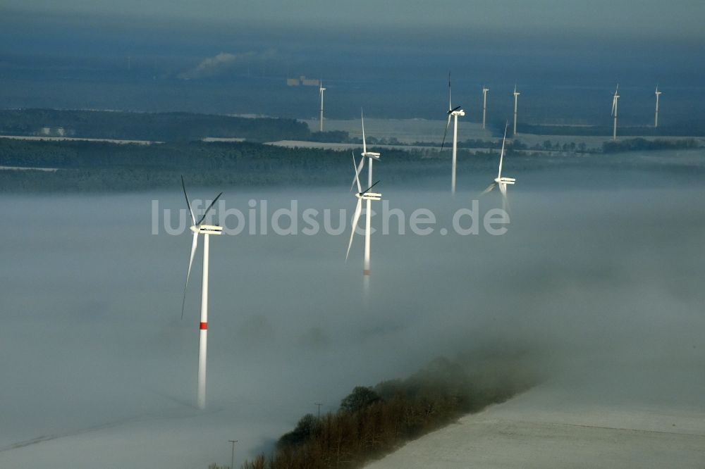 Werneuchen aus der Vogelperspektive: Windkraftanlagen - Windrad- auf einem nebelbedeckten und schneebedeckten winterlichen Feld in Werneuchen im Bundesland Brandenburg