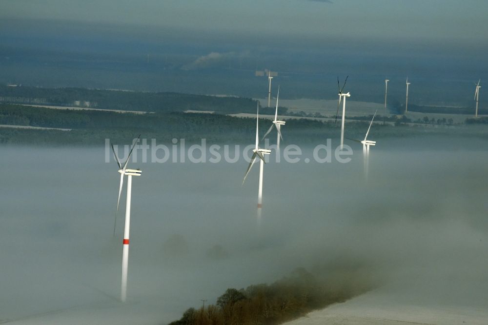 Luftbild Werneuchen - Windkraftanlagen - Windrad- auf einem nebelbedeckten und schneebedeckten winterlichen Feld in Werneuchen im Bundesland Brandenburg