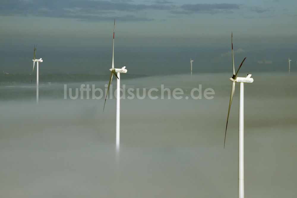 Werneuchen aus der Vogelperspektive: Windkraftanlagen - Windrad- der Firmen Saxovent und Stahl Energy auf einem nebelbedeckten und schneebedeckten winterlichen Feld in Werneuchen im Bundesland Brandenburg