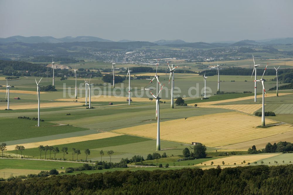 Bleiwäsche von oben - Windkraftanlagen / Windräder auf Feldern im Hochsauerlandkreis