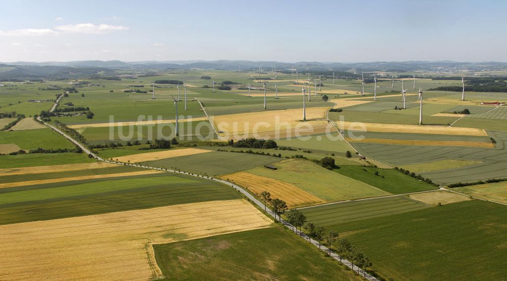 Luftbild Bleiwäsche - Windkraftanlagen / Windräder auf Feldern im Hochsauerlandkreis