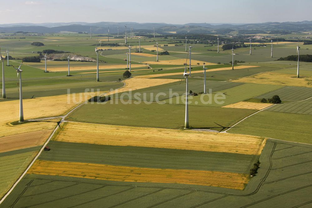 Luftaufnahme Bleiwäsche - Windkraftanlagen / Windräder auf Feldern im Hochsauerlandkreis