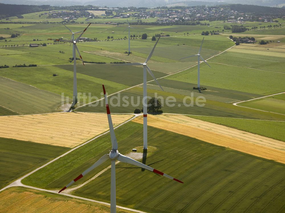 Bleiwäsche von oben - Windkraftanlagen / Windräder auf Feldern im Hochsauerlandkreis