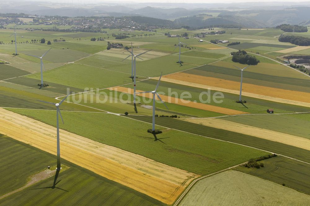 Bleiwäsche aus der Vogelperspektive: Windkraftanlagen / Windräder auf Feldern im Hochsauerlandkreis