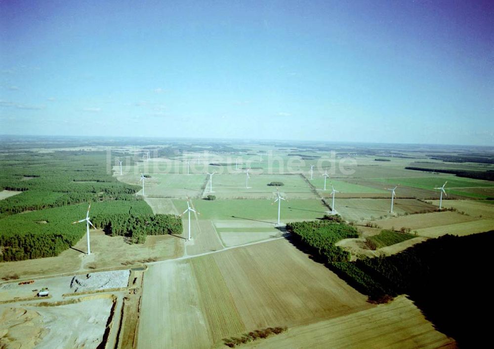 Duben / BRB aus der Vogelperspektive: Windkraftpark auf der Dubener Platte bei Duben in Brandenburg mit 19 Anlagen vom Typ MD 77