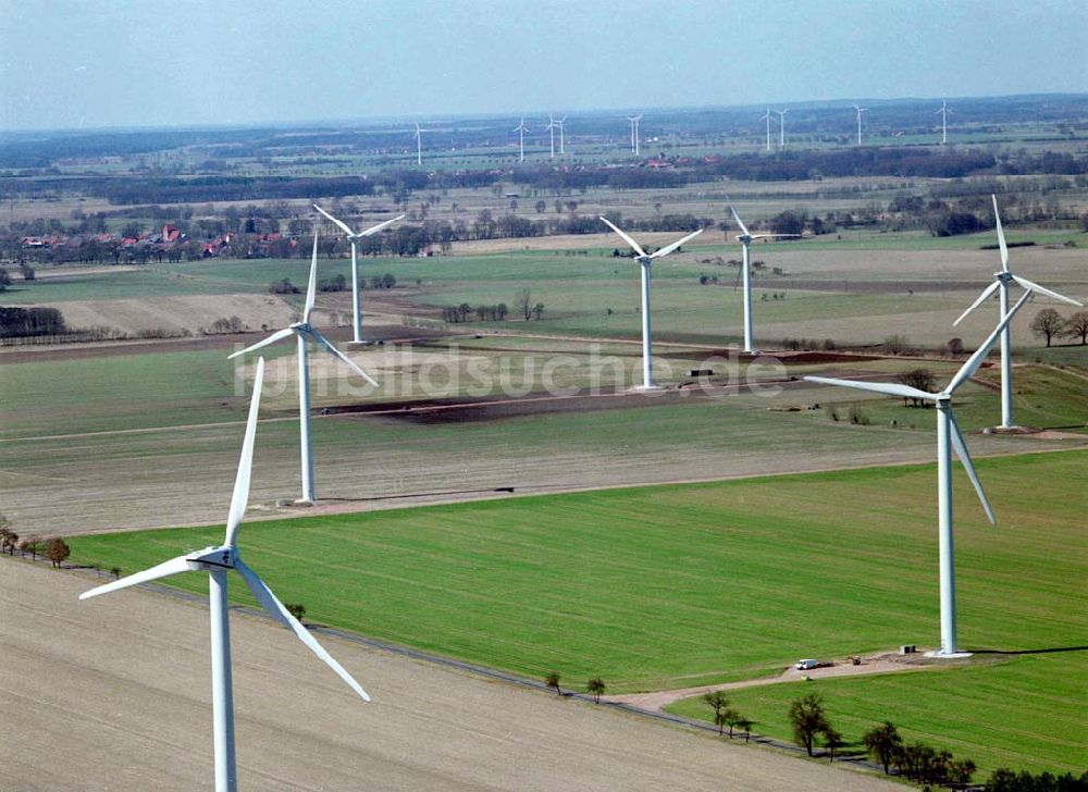 Görike - Söllenthin / BRB aus der Vogelperspektive: Windkraftpark Görike-Söllenthin mit 13 Anlagen vom Typ MD 70