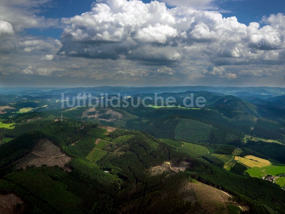 Lennestadt aus der Vogelperspektive: Windkrafträder in der Gemeinde Lennestadt im Sauerland im Bundesland Nordrhein-Westfalen